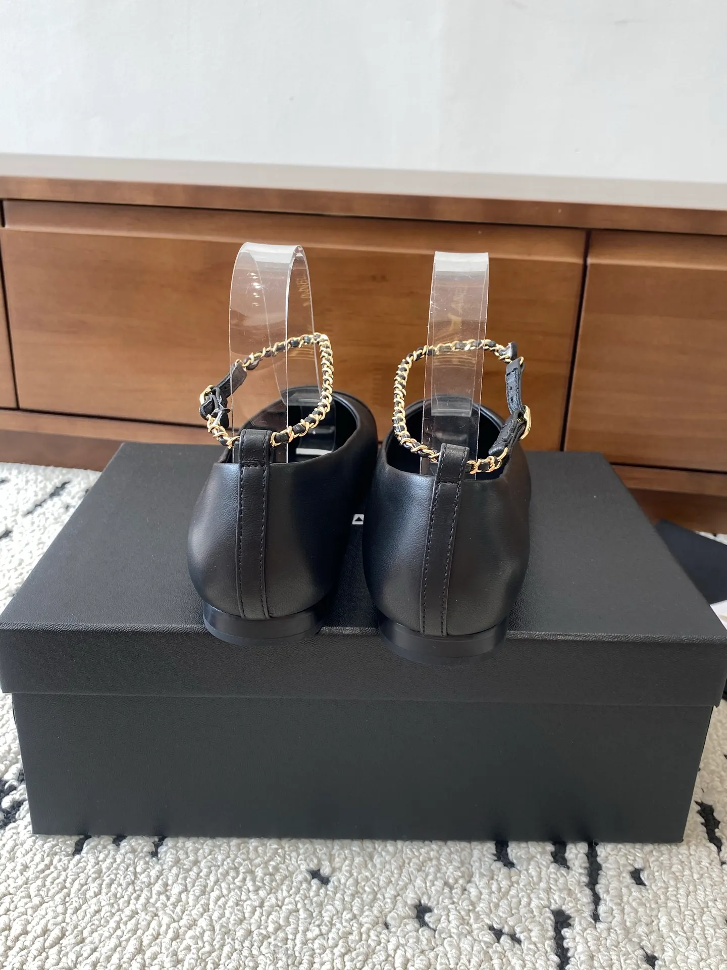 👟👟Ex-factory price 580👟👟 🍀CHANEL2025 new autumn and winter model, Mary Jane leather Chanel Xiaoxiang C home flat classic metal chain shoes Comfortable Mary Jane shoes Catwalk advanced ready-to-wear customization, simple yet sweet and playful Solid color fabric is refreshing and easy to wear Buckle design shoes are more heeling Upper: Customized sheepskin Inner foot pad: sheepskin Sole: Italian leather sole Size: 35-40 (40 customization is non-refundable) 👉 👉 Buy now👉 Buy now👉